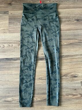 Spanx Faux Leather Camo Seamless Leggings Green Athleisure‎ Shaping Ankle Medium